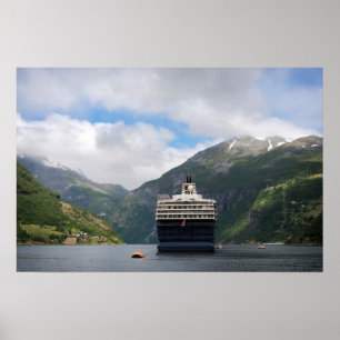 Kreuzfahrtschiff im Geirangerfjord Poster