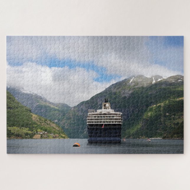 Kreuzfahrtschiff in Geirangerfjord in Norwegen (Horizontal)
