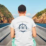 Kreuzfahrtschiff mit benutzerdefinierter Fahrzeugf T-Shirt<br><div class="desc">Chic individuelle Sommerferien Tasche Bild T - Shirt für Ihre Strandfahrt auf dem Ozean mit einem marineblauen Bootslenkrad. Dieses nautische Design eignet sich perfekt für Wiedersehen-T-Shirts mit kleinem Design,  um die besondere Reise zu begehen. Personalisieren Sie mit Ihrem Nachnamen und Jahr auf der Vorder- und Rückseite.</div>