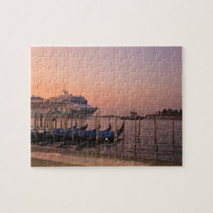 Kreuzfahrtschiff und Gondeln nahe dem Grand Canal,