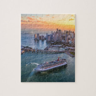 Kreuzfahrtschiff und Küsten-Skyline von Miami bei