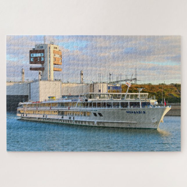 Kreuzfahrtschiff verlassend Schleuse, europäischer (Horizontal)