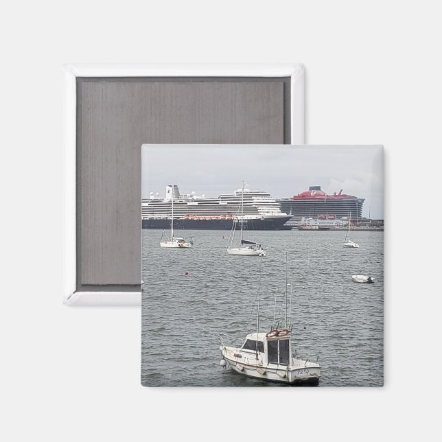 Kreuzfahrtschiffe im Hafen von Bilbao, Spanien | K Magnet (Vorderseite/Rückseite)