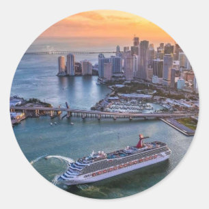 Kreuzfahrtsschiff und Küsten-Skyline von Miami bei Runder Aufkleber