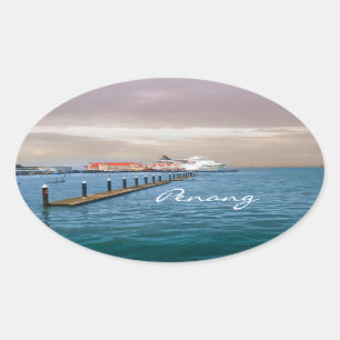 Kreuzschiff am Pier Ovaler Aufkleber