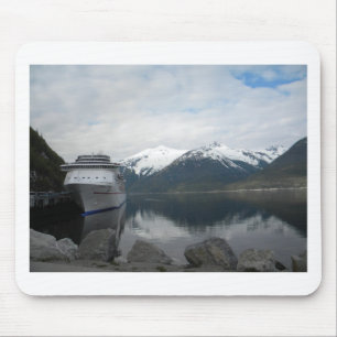 Kreuzschiff angekoppelt in Skagway, Alaska Mousepad