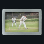 KRICKE RECHTECKIGE GÜRTELSCHNALLE<br><div class="desc">Ein einfaches Kunstdesign eines Cricket-Matches am Sonntag Nachmittag.</div>