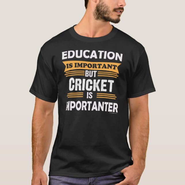 Kricket ist Importanter als Bildung. Lustig T-Shirt (Vorderseite)