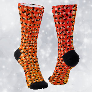 Kriechende schwarze Ameisen auf roter weißer Pickn Socken