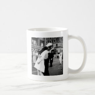 Krieg im Times Square auf Wiedersehen küssen Kaffeetasse