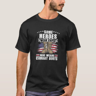 Kriegskämpfer-Stiefel Militäramerikanischer Flagge T-Shirt