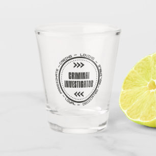 Kriminalermittler Schnapsglas