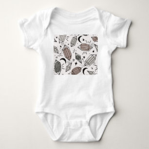 Kristalle, Mond, Sterne, überlappendes Design. Baby Strampler
