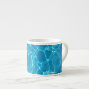 Kristallklarer Himmelblauer Poolwasser Espressotasse