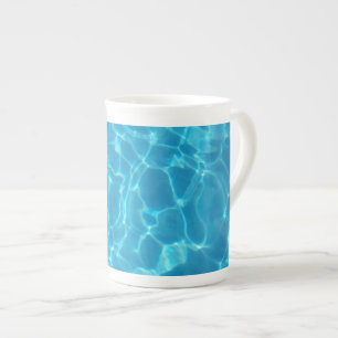 Kristallklarer Himmelblauer Poolwasser Prozellantasse