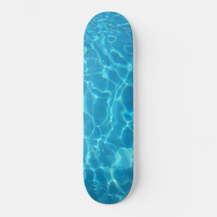 Kristallklarer Himmelblauer Poolwasser Skateboard