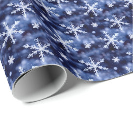 Kristallschneeflocken zum blauen Winterthema Geschenkpapier