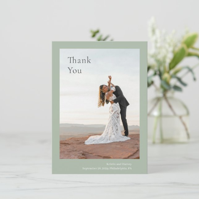 Kristin Sage Green Modern Wedding Dankeskarte (Stehend Vorderseite)