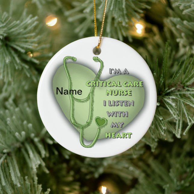 Kritische Pflegekraft im grünen Herzen Keramik Ornament (Baum)