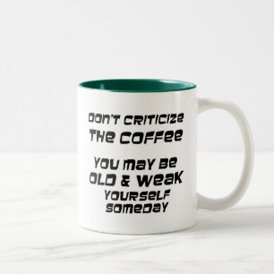Kritisieren Sie nicht den Kaffee, den Sie alt u. Zweifarbige Tasse