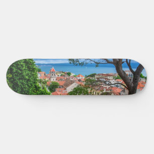 Kroatische Stadt Omis Skateboard