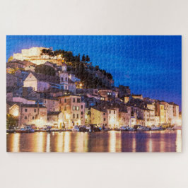 kroatische Stadt Sibenik in der Nacht.