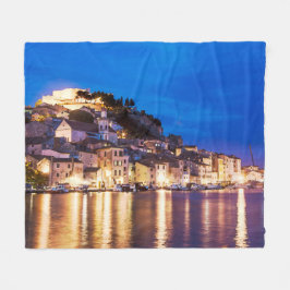 kroatische Stadt Sibenik in der Nacht. Fleecedecke