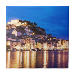kroatische Stadt Sibenik in der Nacht Fliese