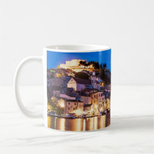 kroatische Stadt Sibenik in der Nacht Kaffeetasse