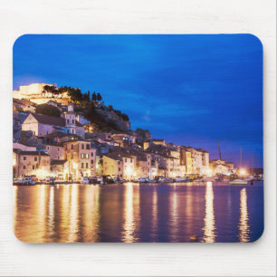 kroatische Stadt Sibenik in der Nacht. Mousepad