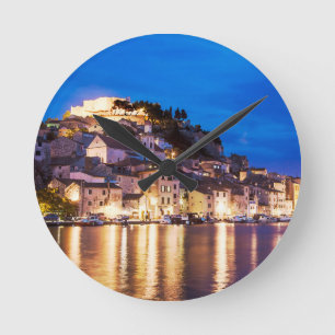 kroatische Stadt Sibenik in der Nacht Runde Wanduhr