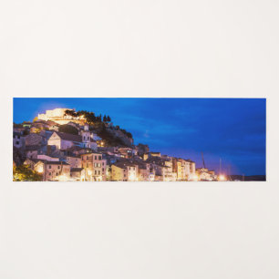 kroatische Stadt Sibenik in der Nacht. Yogamatte