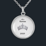 Krone Sterling Silberkette<br><div class="desc">Sterling Silver und in runder Form hat diese hübsche Halskette in der Mitte ein Bild einer glänzenden Seitenkönigenkrone in Silber. Nur auf Vorderseite. Text von Seitenname und Datum. Ideal auch für ehemalige Königshäuser und Hostessen! Kleine Größe angezeigt. Sie können diese Halskette mit dieser Vorlage anpassen, um die Beispielinformationen in Ihre...</div>
