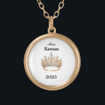 Krone Vergoldete Kette<br><div class="desc">Die goldene und runde Kette hat in ihrer Mitte ein Bild von einer glänzenden, in Gold gekrönten Seitenkönigskrone. Nur auf Vorderseite. Text von Seitenname und Datum. Ideal auch für ehemalige Königshäuser und Hostessen! Sie können diese Halskette mit dieser Vorlage anpassen, um die Beispielinformationen in Ihre eigene zu ändern.</div>
