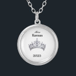 Krone Versilberte Kette<br><div class="desc">Silber plattiert und in einer runden Form hat diese hübsche Halskette in der Mitte ein Bild einer glänzenden, silbernen, paarigen Königenkrone. Nur auf Vorderseite. Text von Seitenname und Datum. Ideal auch für ehemalige Königshäuser und Hostessen! Sie können diese Halskette mit dieser Vorlage anpassen, um die Beispielinformationen in Ihre eigene zu...</div>