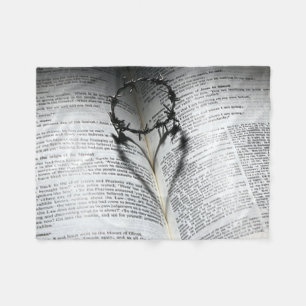 Krone von Thorns Herz und Bibel Fleecedecke