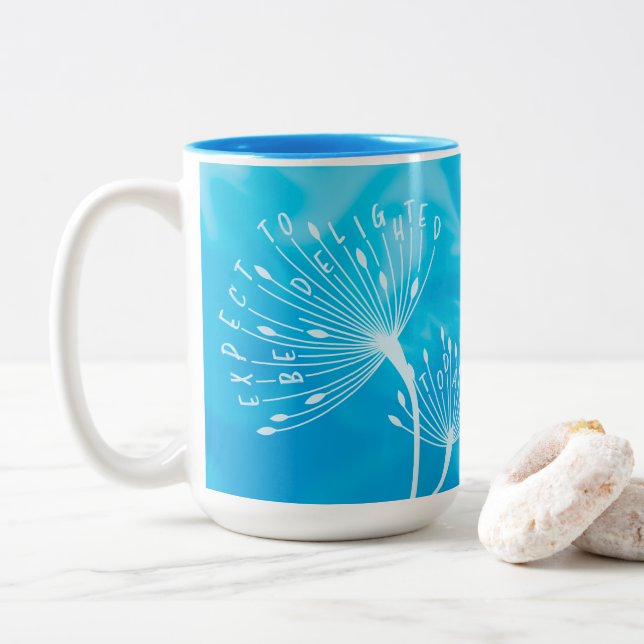 Kronleuchter, blau, positives Zitat freuen wir uns Zweifarbige Tasse (Mit Donut)
