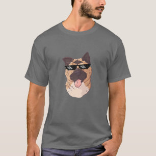 Krypto Doge Akita Shib-Münzen halten am Mond T-Shirt