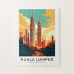 Kuala Lumpur Malaysia Reisen Vintag<br><div class="desc">Kuala Lumpur Retrodesign. Die Stadt ist auch Zuhause zu britischen Sehenswürdigkeiten aus der Kolonialzeit wie dem Kuala Lumpur Bahnhof und dem Sultan Abdul Samad Gebäude.</div>