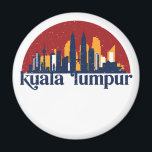Kuala Lumpur Malaysia Retro City Skyline City City Magnet<br><div class="desc">Vintages und retro City Design mit wunderschöner Skyline, touristischer Attraktion und Stadtbild. Cooler Wolkenkratzer und Gebäude Silhouette Illustrationen für Touristen und Reisende. Ideal als Souvenir, um Zuhause zu bringen, wenn Sie durch die Welt reisen. Rett die Erinnerung an deine Reise und Ferien mit Familie und Freunden. Die Hintergrundfarbe kann auf...</div>