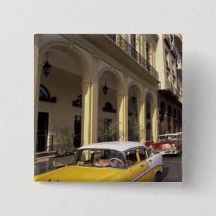 Kuba, Havanna. Farbige Chevys aus den 1950er Jahre Button