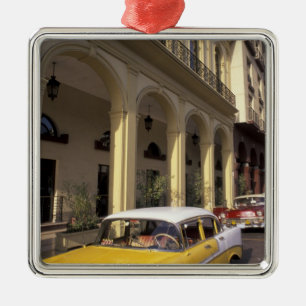 Kuba, Havanna. Farbige Chevys aus den 1950er Jahre Silbernes Ornament