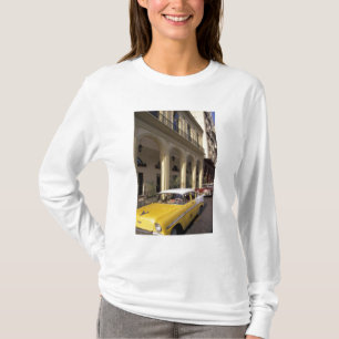 Kuba, Havanna. Farbige Chevys aus den 1950er Jahre T-Shirt