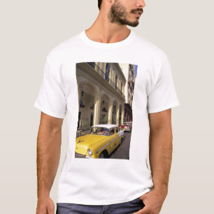 Kuba, Havanna. Farbige Chevys aus den 1950er Jahre T-Shirt