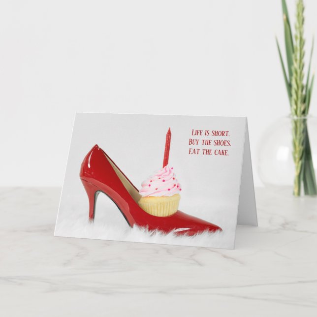 Kuchen in rotem Schuh auf weißem Pelz Karte (Vorderseite)