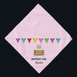 Kuchen mit farbenfrohen Bannern auf rosa Geburtsta Halstuch<br><div class="desc">Desteis originelle Cartoon-Illustration eines braunen Geburtstagskuchens mit vier Kerzen darauf und einem farbenfrohen Banner über dem Kuchen. Die Hintergrundfarbe ist hellrosa. Ein personalisierbarer Textbereich lautet: "Birthday Girl",  während auf einem anderen Platz für einen Namen vorhanden ist.</div>