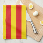 Küchentuch mit Fahne aus Katalonien<br><div class="desc">Fügen Sie Ihrer Küche eine Touch katalanischen Geistes hinzu mit unserem exklusiven Handtuch mit der lebendigen Flagge Kataloniens! Dieses Küchentuch, das mit viel Liebe zum Detail gestaltet wurde, ist mehr als nur ein essenzieller Haushalt - es ist eine Hommage an den kulturellen Stolz und das kulturelle Erbe Kataloniens. Das kühne...</div>
