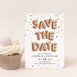 Kugeltyp | Save the Date Karte<br><div class="desc">Einzigartige Hochzeit speichern Sie die Dattelkarten Funktion "SAVE THE DATE" in Rose Goldballons, auf einem Hintergrund von Rose Gold, Gold und schwarzen Konfetti. Personalisieren Sie Ihre Hochzeitsdetails unten, einschließlich Datum, Ort und Ihre Hochzeitswebsite, oder ein Hinweis darauf, dass eine formelle Einladung folgen wird. Karten werden in schwarz umgekehrt.</div>