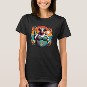 Kuh im Blumenbadeanzug mit tropischem Getränk und T-Shirt