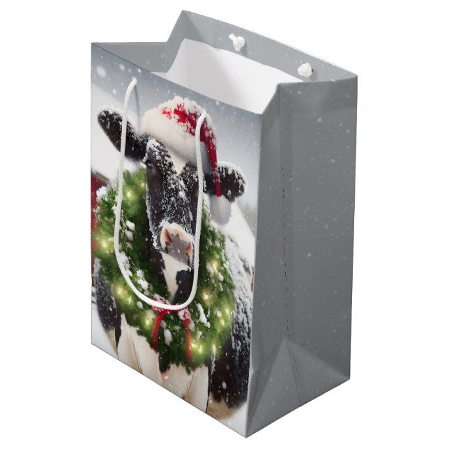 Kuh mit Weihnachtskranz Mittlere Geschenktüte (Vorderseite Schrägansicht)